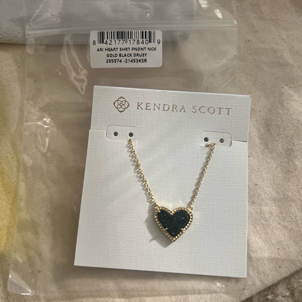 Amazing “New” Kendra Scott Necklace. Perfect for yourself or love one.